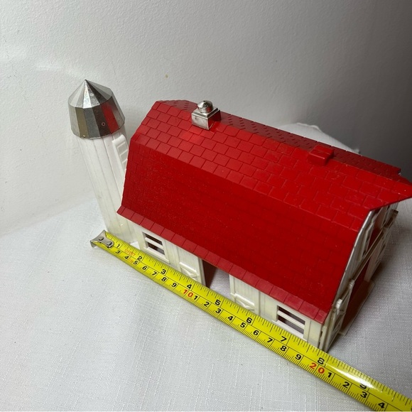 Plasticville Barn Kit with Red Roof. Model trains or any village accessory - Picture 7 of 7